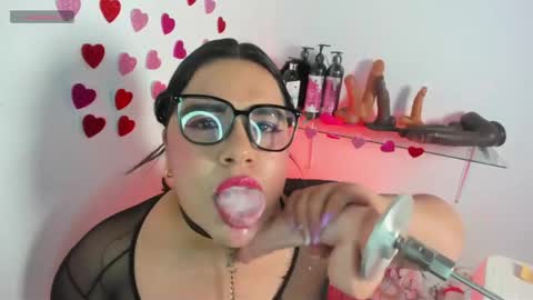 Snapshot of alanna_sloppy chatting on May 16, 1:13 am alana silver online show from May 16, 1:13 am