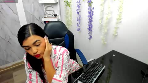 Snapshot of alayasmile chatting on March 1, 12:45 am Alaya online show from March 1, 12:45 am