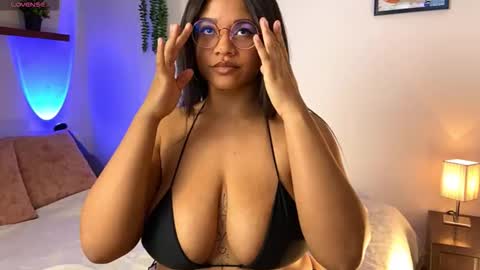 Snapshot of aleiascott chatting on October 31, 12:22 am Aleia online show from October 31, 12:22 am