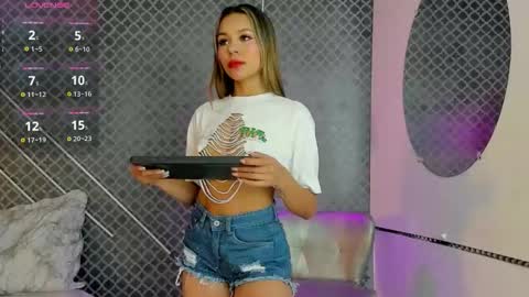 Snapshot of aleja_bloom chatting on December 4, 11:41 am aleja_bloom online show from December 4, 11:41 am