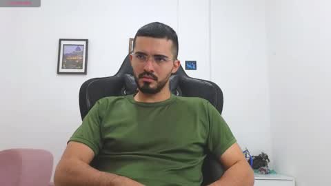 Snapshot of alejandroo_7 chatting on December 17, 6:36 pm alejandroo_7 online show from December 17, 6:36 pm