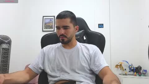 Snapshot of alejandroo_7 chatting on July 2, 12:54 am alejandroo_7 online show from July 2, 12:54 am