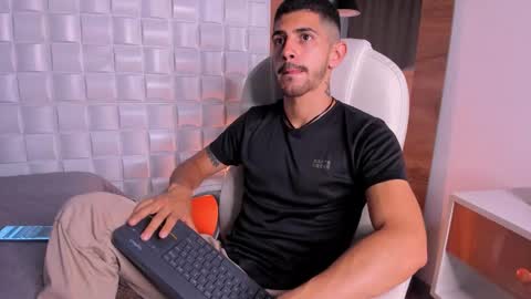 Snapshot of alejandrostorm chatting on November 23, 3:17 am Alejo online show from November 23, 3:17 am