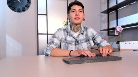 Snapshot of alejo_grey_ chatting on April 6, 3:48 am Alejo Gray online show from April 6, 3:48 am