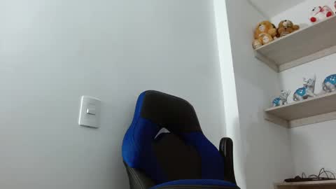 Snapshot of alejo_hot23 chatting on December 8, 12:40 am David online show from December 8, 12:40 am