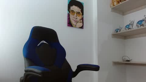 Snapshot of alejo_hot23 chatting on December 23, 12:46 am David online show from December 23, 12:46 am