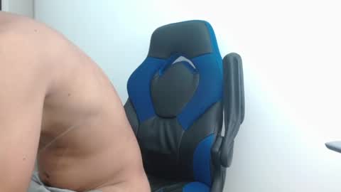 Snapshot of alejo_hot23 chatting on January 25, 12:17 am David online show from January 25, 12:17 am