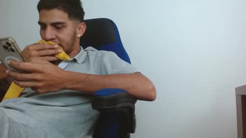 Snapshot of alejo_hot23 chatting on February 16, 1:03 am David online show from February 16, 1:03 am