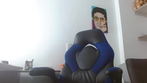 Snapshot of alejo_hot23 chatting on February 24, 2:51 am David online show from February 24, 2:51 am