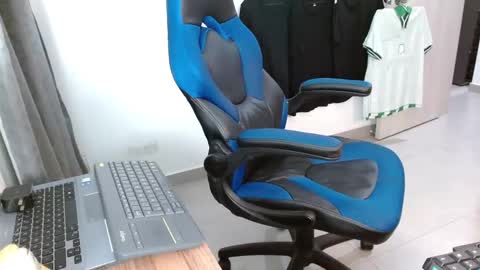 Snapshot of alejo_hot23 chatting on October 18, 2:25 am David online show from October 18, 2:25 am