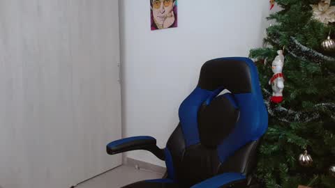 Snapshot of alejo_hot23 chatting on November 30, 4:33 pm David online show from November 30, 4:33 pm