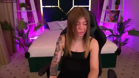 aleksaloree online show from October 18, 8:15 am