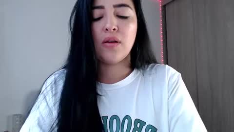Snapshot of aleska__bell chatting on July 28, 4:27 pm Aleska online show from July 28, 4:27 pm