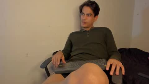 Snapshot of aless204 chatting on December 23, 2:31 am aless online show from December 23, 2:31 am