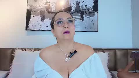 Snapshot of alessandraleroy chatting on July 4, 12:33 pm Alessandra online show from July 4, 12:33 pm