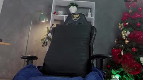 Snapshot of alessandro_duty chatting on December 5, 12:30 am Alessandro INDEPENDENT MODEL online show from December 5, 12:30 am