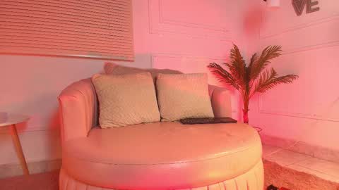 Snapshot of alessia_moon1 chatting on October 24, 1:29 pm Alejandra online show from October 24, 1:29 pm