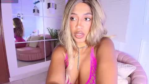 Snapshot of alessia_moon1 chatting on December 14, 12:54 pm Alejandra online show from December 14, 12:54 pm