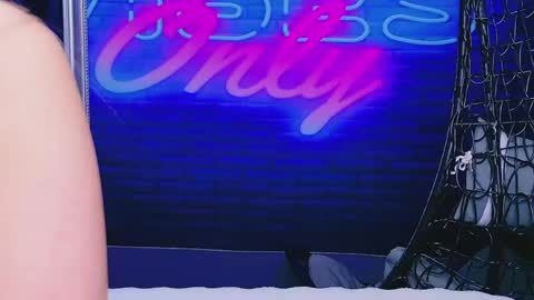 Snapshot of alessiacroft chatting on May 15, 4:41 am alessiacroft online show from May 15, 4:41 am