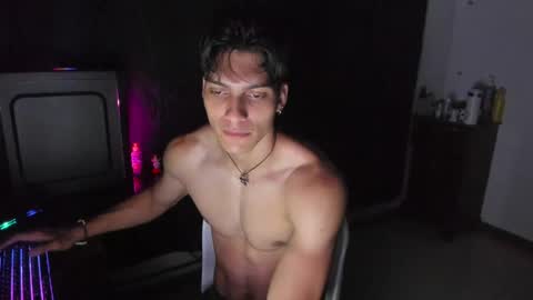 Snapshot of alessio_vale chatting on April 6, 10:27 am alessio Vale online show from April 6, 10:27 am