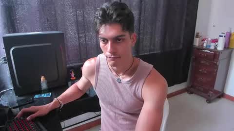 Snapshot of alessio_vale chatting on April 7, 5:35 pm alessio Vale online show from April 7, 5:35 pm
