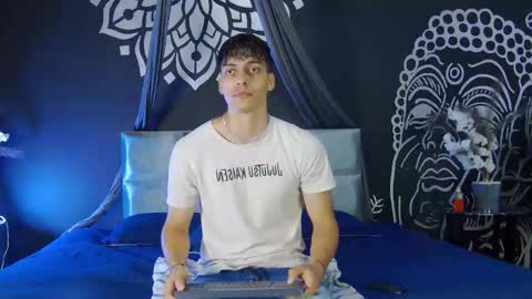 Snapshot of alessiovitale chatting on December 16, 11:59 am Alessio online show from December 16, 11:59 am