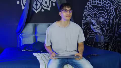 Snapshot of alessiovitale chatting on December 17, 12:11 pm Alessio online show from December 17, 12:11 pm