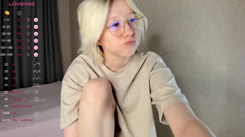 alettaevee online show from March 24, 1:32 am