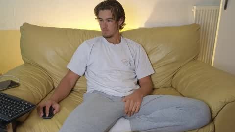 Snapshot of alex83530 chatting on October 24, 8:33 am Alex83530 online show from October 24, 8:33 am