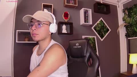 Snapshot of alex__montesco chatting on March 10, 1:10 pm Alex online show from March 10, 1:10 pm