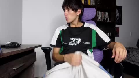 Snapshot of alex_connorr chatting on November 10, 4:00 am alex_connorr online show from November 10, 4:00 am