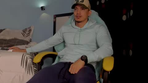 Snapshot of alex_sthorm chatting on November 17, 4:40 am alex_sthorm online show from November 17, 4:40 am