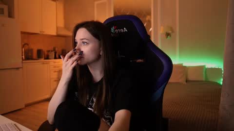 Snapshot of alexa_feels chatting on December 8, 11:19 pm Little Duck homie online show from December 8, 11:19 pm