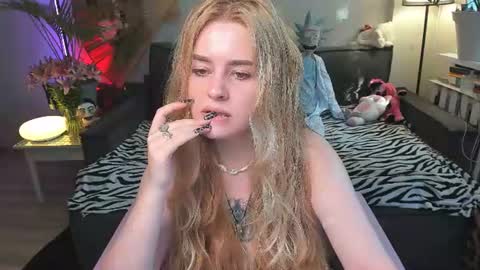 Snapshot of alexa_pirs chatting on July 10, 2:52 pm alexa_pirs online show from July 10, 2:52 pm