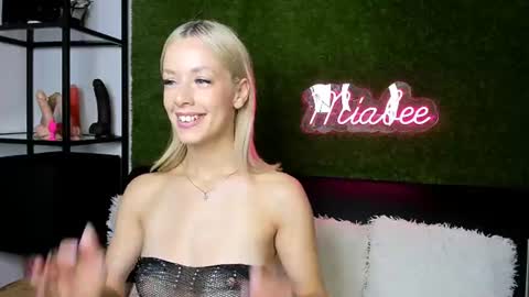 alexisbanx online show from July 12, 2:30 pm