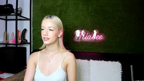 alexisbanx online show from July 14, 5:40 pm