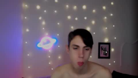 Snapshot of alexnaughty14 chatting on December 21, 10:33 am alexnaughty14 online show from December 21, 10:33 am