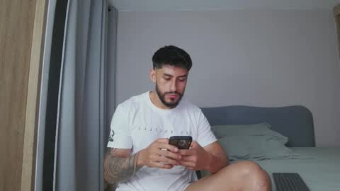 Snapshot of alexxxmachine chatting on October 26, 10:58 pm Alex   freelance model  instagram alex b229 online show from October 26, 10:58 pm