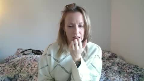 Snapshot of alice8363 chatting on December 6, 8:59 am Alice online show from December 6, 8:59 am