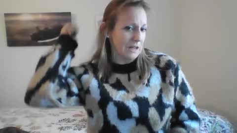 Snapshot of alice8363 chatting on January 7, 8:24 am Alice online show from January 7, 8:24 am