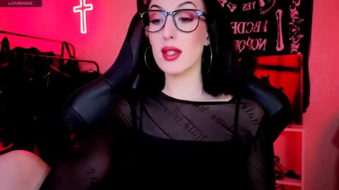 Snapshot of alice___mistress chatting on May 26, 11:34 pm Miss Alice online show from May 26, 11:34 pm