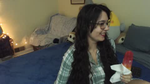 Snapshot of alice_asks chatting on December 2, 6:20 am Alice Asks online show from December 2, 6:20 am