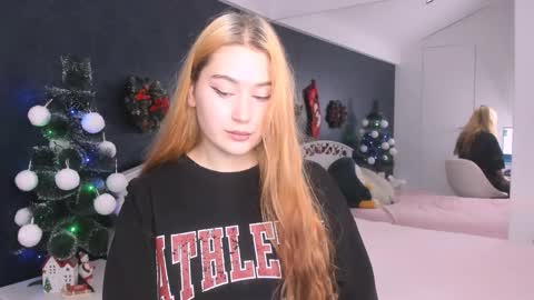 Snapshot of alice_clark13 chatting on December 19, 9:27 am Alis online show from December 19, 9:27 am