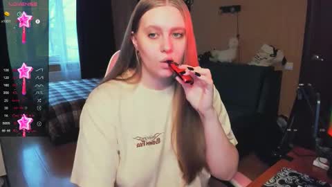 Snapshot of alice_dreamgirl_ chatting on November 17, 12:00 pm Alice 3 online show from November 17, 12:00 pm