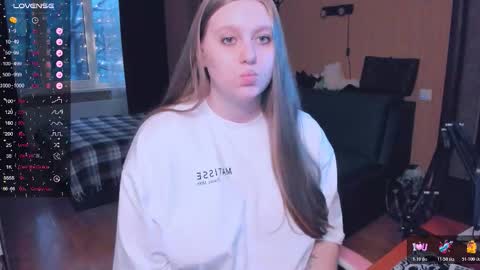 Snapshot of alice_dreamgirl_ chatting on November 28, 1:03 pm Alice 3 online show from November 28, 1:03 pm