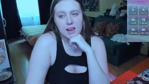 Snapshot of alice_dreamgirl_ chatting on June 23, 9:18 am Alice 3 online show from June 23, 9:18 am