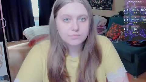 Snapshot of alice_dreamgirl_ chatting on August 5, 12:19 pm Alice 3 online show from August 5, 12:19 pm