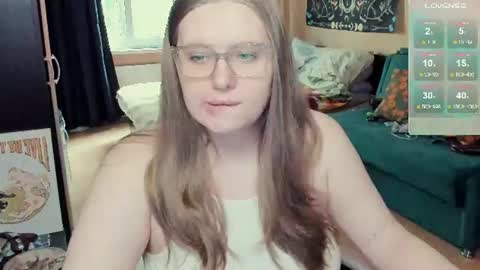 Snapshot of alice_dreamgirl_ chatting on August 6, 8:38 am Alice 3 online show from August 6, 8:38 am