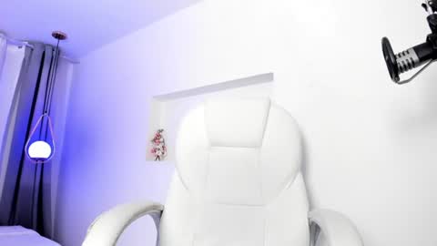 Snapshot of alice_elare chatting on June 23, 3:59 am alice_elare online show from June 23, 3:59 am