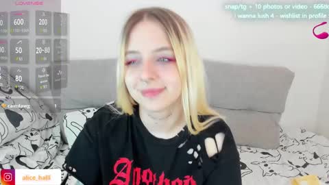 Snapshot of alice_halle chatting on March 8, 7:09 pm alice_halle online show from March 8, 7:09 pm